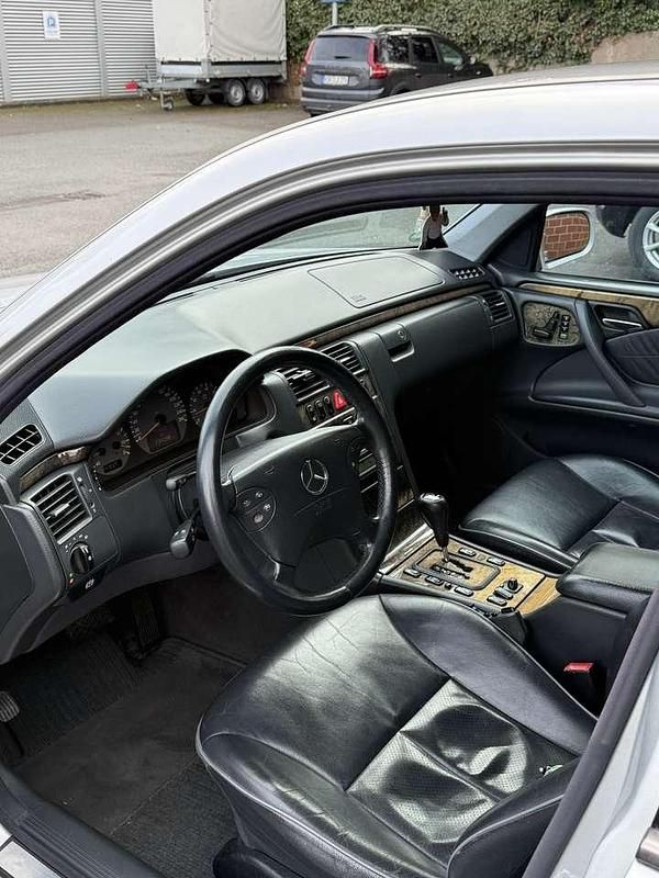 Gebraucht Mercedes E280 Avantgarde 204 PS (150 kW) 1999 Limousine