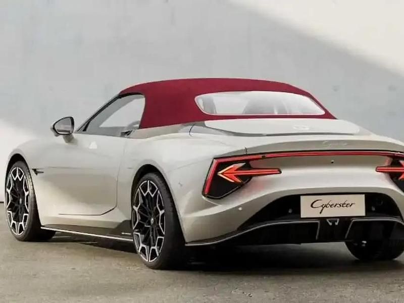 Neu MG Cyberster 250 kW (340 PS) 2025 Silber Cabrio