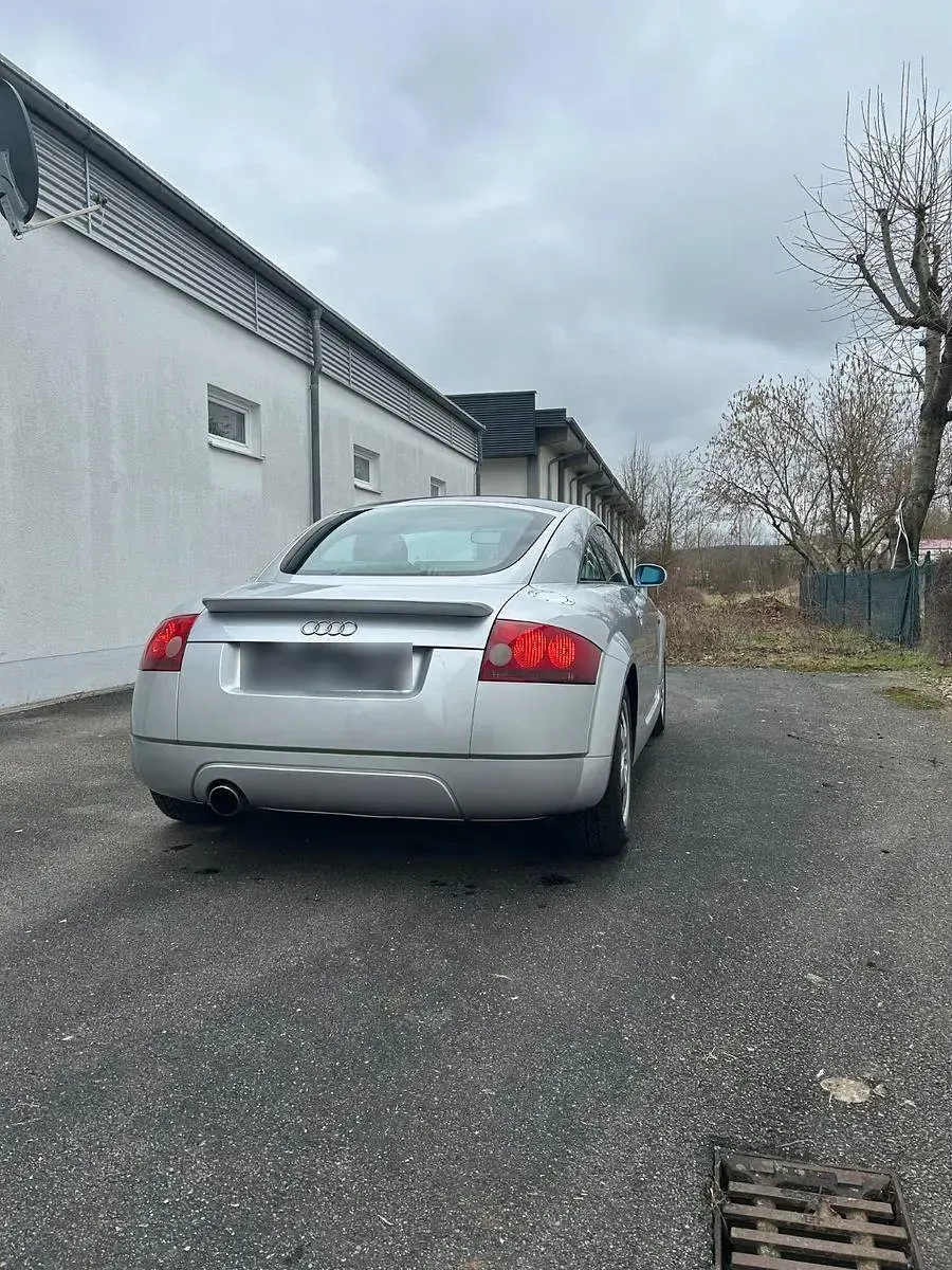 Używany Audi TT Basis 180 KM (132 kW) 1999 Srebrny Coupe