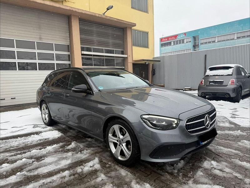 Gebraucht Mercedes E220 Avantgarde 194 PS (142 kW) 2022 Grau Kombi