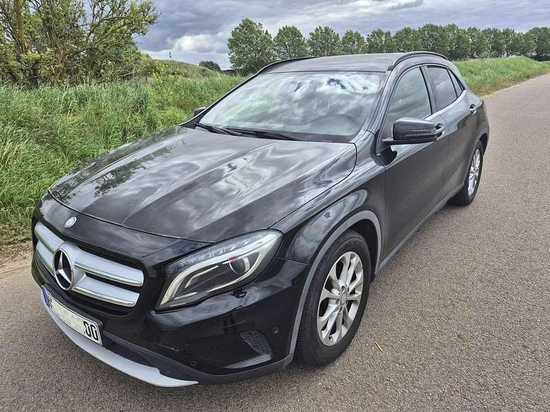 Schwarz Gebraucht 2014 Mercedes GLA200 Edition 1 SUV | 12.750 € (Fairer Preis) - Bild 1/4