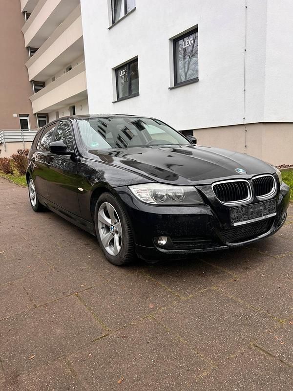 Blau Gebraucht 2011 BMW 320 Kombi | 2.799 € (Superpreis) - Bild 1/4