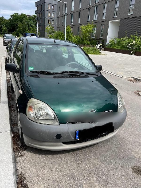 Grün Gebraucht 2002 Toyota Yaris Kleinwagen | 799 € (Guter Preis) - Bild 1/4