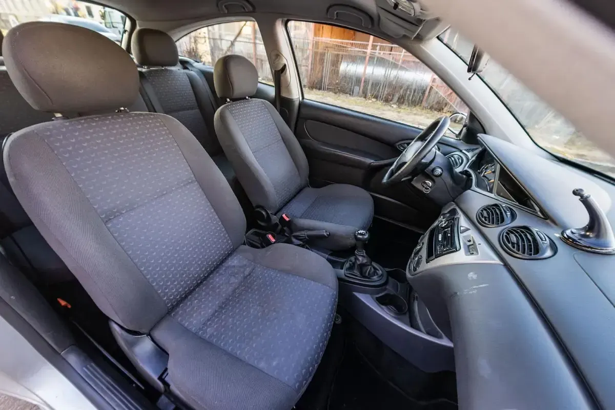 Second-hand Ford Focus 75 CP (55 kW) 2004 Argintiu Hatchback