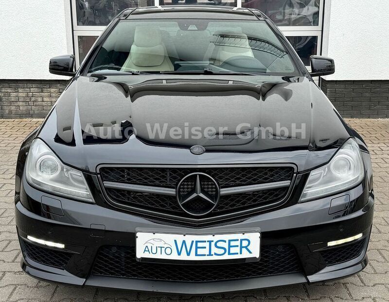 Obsidianschwarz metalliclack Gebraucht 2012 Mercedes C63 AMG AMG Coupé | 41.900 € - Bild 1/4