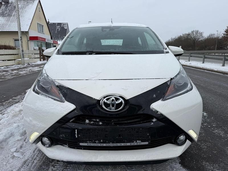 Gebraucht Toyota Aygo 69 PS (50 kW) 2017 Weiß Kleinwagen