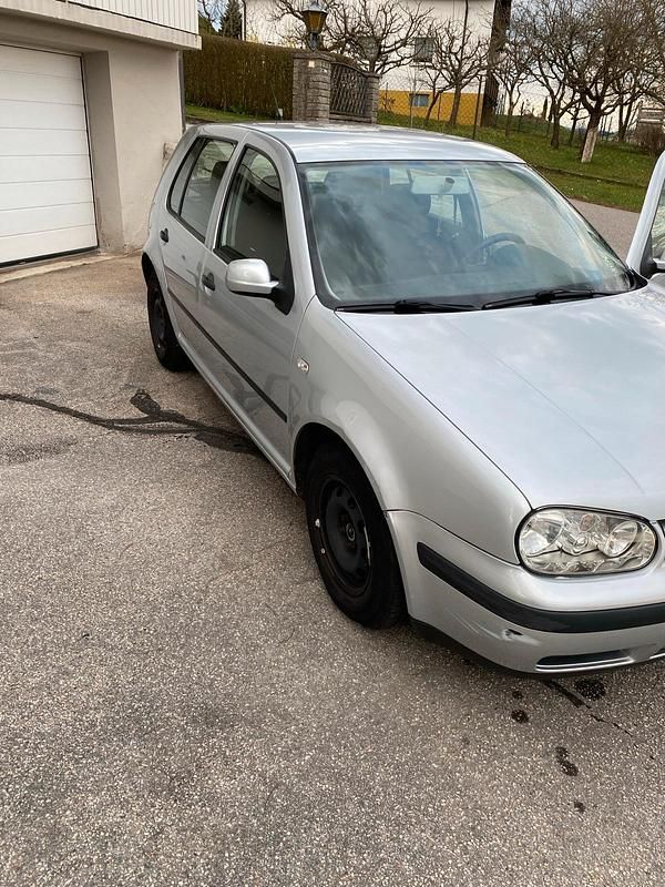 Second-hand VW Golf IV 75 CP (55 kW) 2002 Argintiu Berlinǎ