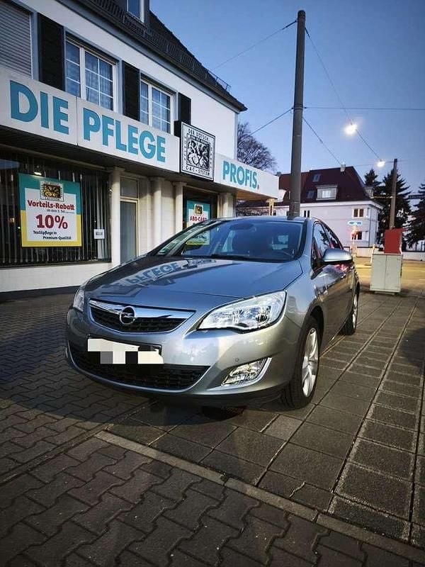 Gebraucht Opel Astra Design Edition 140 PS (102 kW) 2011 Grau Kleinwagen