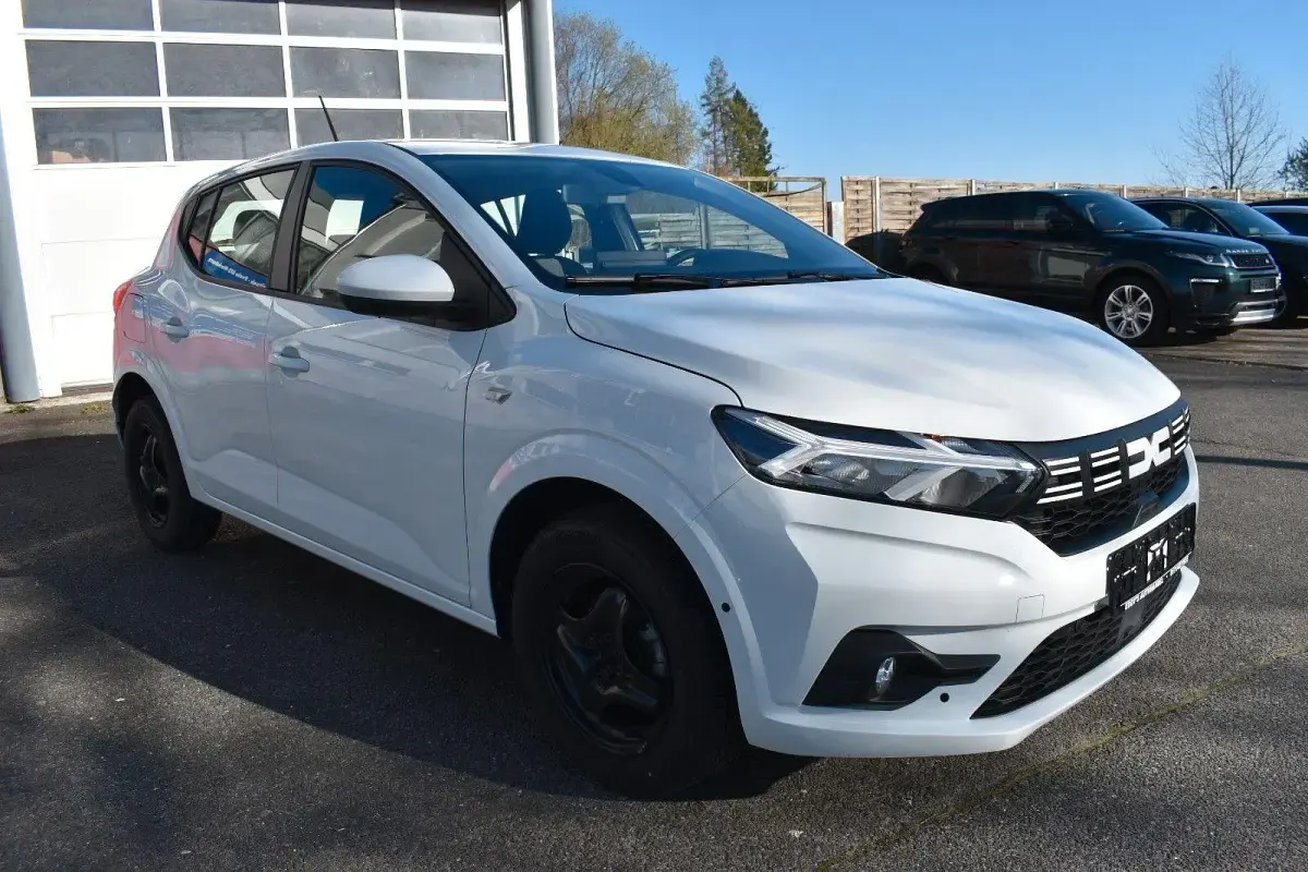 Używany Dacia Sandero Expression 101 KM (74 kW) 2024 Biały Hatchback