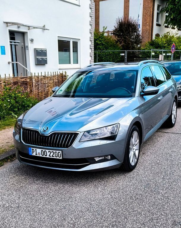Grau Gebraucht 2017 Skoda Superb Kombi | 17.900 € (Superpreis) - Bild 1/4