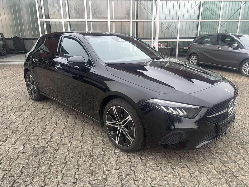 Gebraucht Mercedes A180 Advanced Plus 136 PS (100 kW) 2024 Kosmosschwarz Limousine