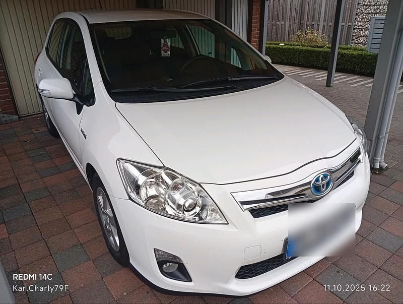 Weiß Gebraucht 2012 Toyota Auris Hybrid Kleinwagen | 12.999 € (Fairer Preis) - Bild 1/4