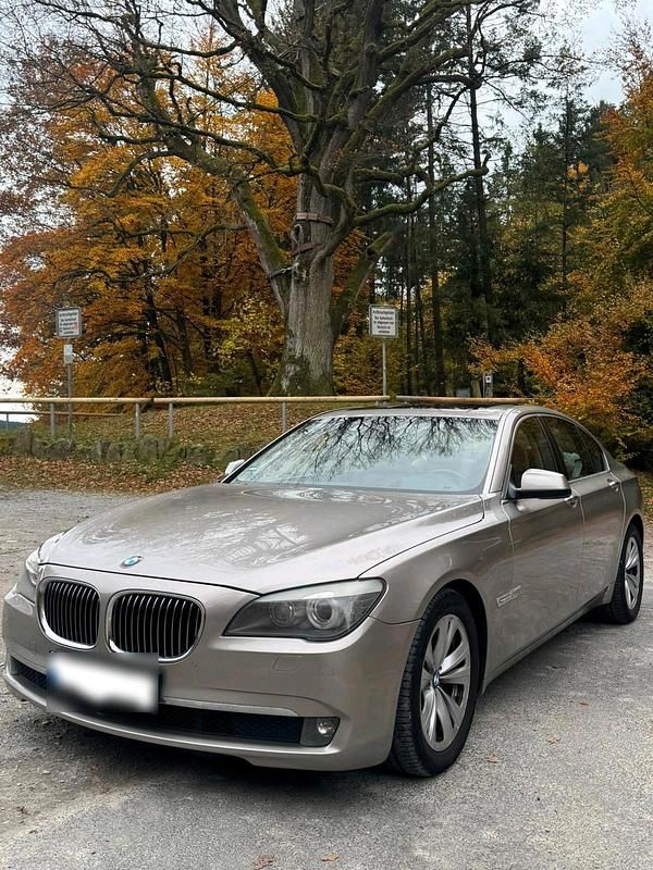 Gebraucht BMW 740 306 PS (225 kW) 2011 Gold Limousine