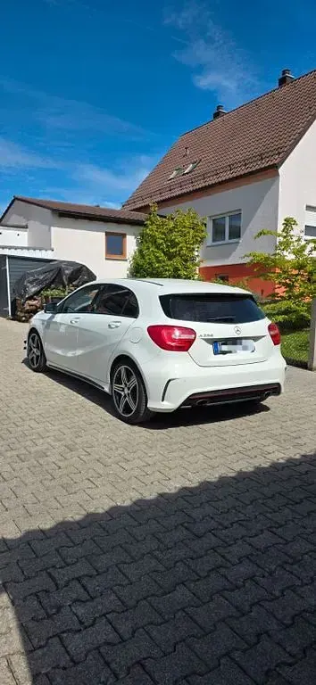 Używany Mercedes A250 211 KM (155 kW) 2013 Biały Sedan/Limuzyna