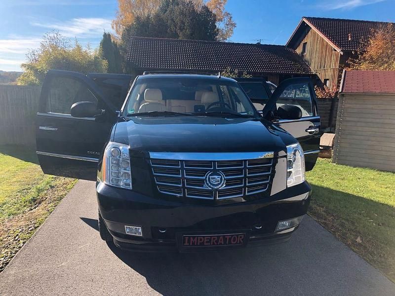 Beige Gebraucht 2009 Cadillac Escalade SUV | 16.250 € (Etwas zu teuer) - Bild 1/4