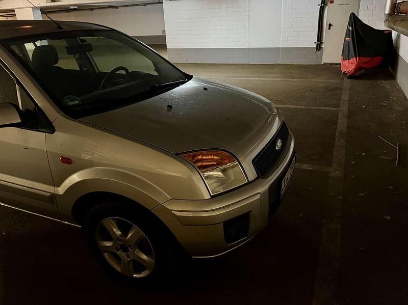 Gebraucht Ford Fusion Style 80 PS (58 kW) 2010 Silber Limousine