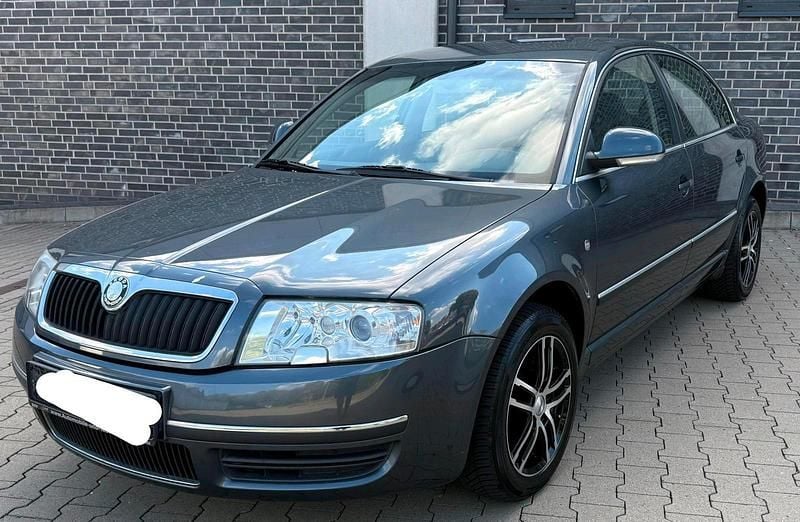 Grau Gebraucht 2008 Skoda Superb Limousine | 3.950 € (Superpreis) - Bild 1/4
