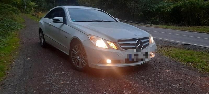 Weiß Gebraucht 2011 Mercedes E220 Coupé | 10.000 € (Fairer Preis) - Bild 1/4
