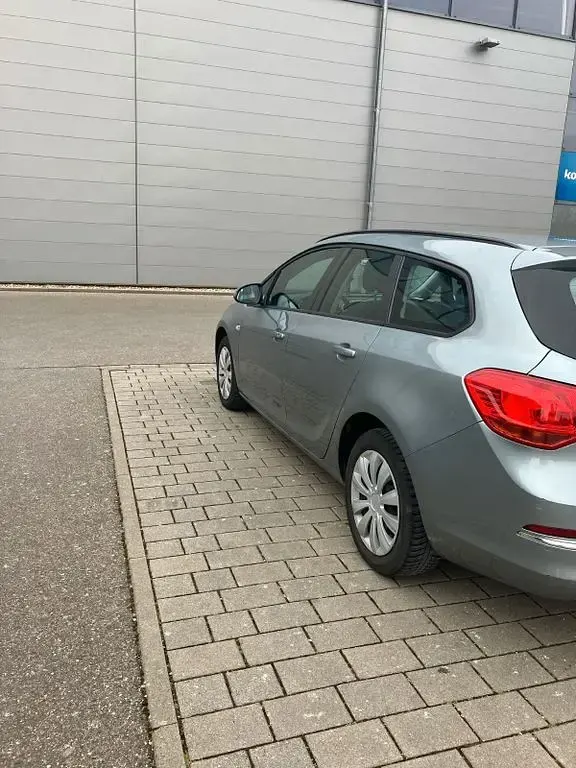 Gebraucht Opel Astra Edition 140 PS (102 kW) 2012 Silber Kombi