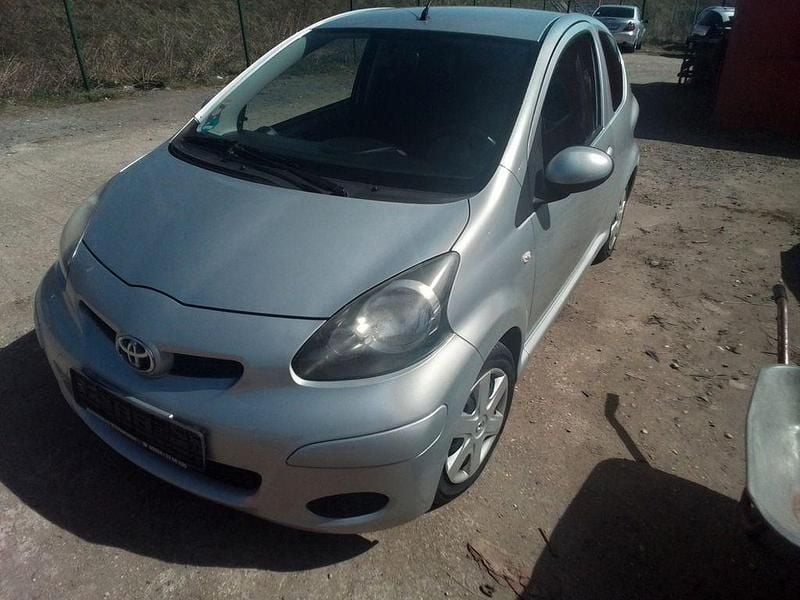 Gebraucht Toyota Aygo 68 PS (50 kW) 2011 Silber Kleinwagen