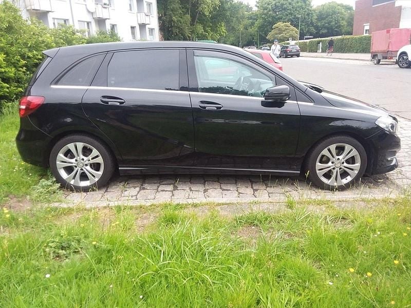 Gebraucht Mercedes B180 Style 122 PS (89 kW) 2016 Schwarz Van / Kleinbus