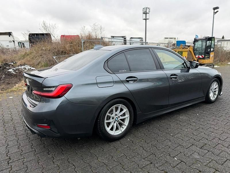 Gebraucht BMW 320 190 PS (139 kW) 2019 Grau Limousine