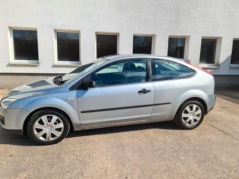 Używany Ford Focus Trend 101 KM (74 kW) 2005 Srebrny Sedan/Limuzyna