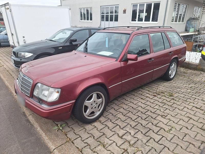 Second-hand Mercedes E320 220 CP (161 kW) 1995 Roșu Berlinǎ