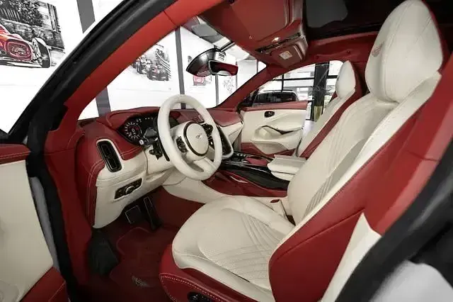 Gebraucht Aston Martin DBX 551 PS (405 kW) 2021 Lunar white SUV