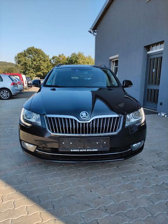 Schwarz Gebraucht 2015 Skoda Superb Kombi | 10.590 € (Guter Preis) - Bild 1/4