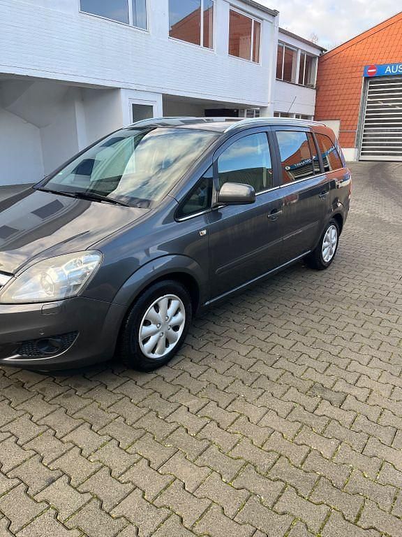 Schwarz Gebraucht 2010 Opel Zafira Innovation Van / Kleinbus | 2.100 € (Superpreis) - Bild 1/4
