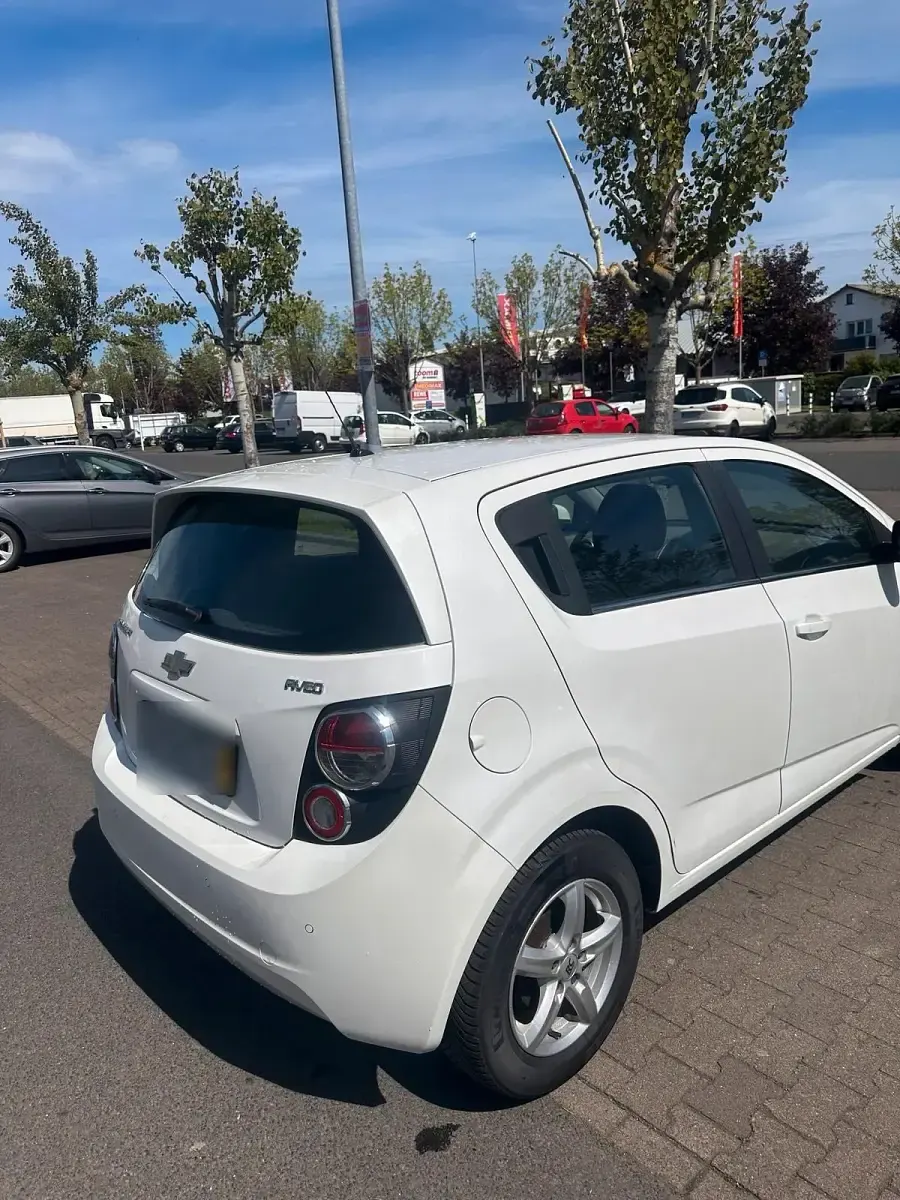 Gebraucht Chevrolet Aveo 95 PS (69 kW) 2013 Weiß Kleinwagen
