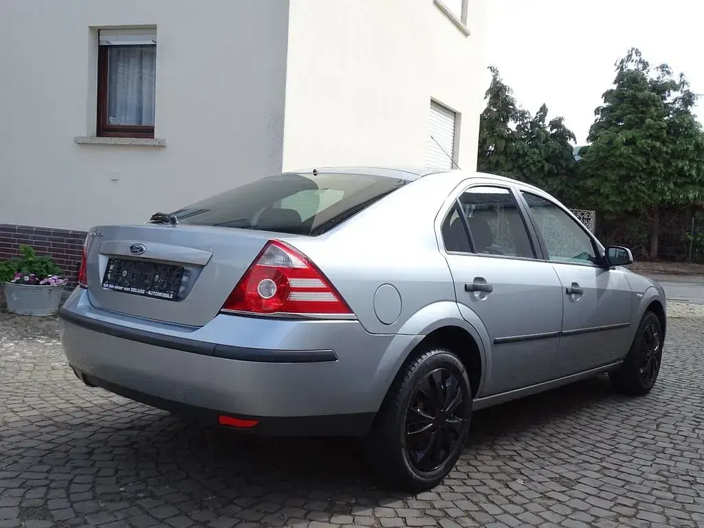 Usado Ford Mondeo 110 CV (80 kW) 2006 Plateado Berlina