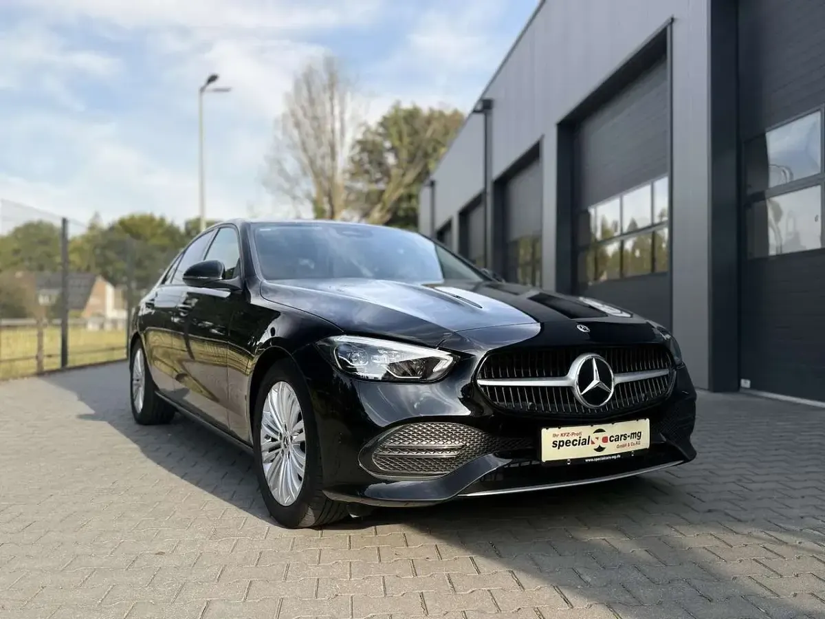 Gebraucht Mercedes C200 163 PS (119 kW) 2024 Schwarz metallic Limousine