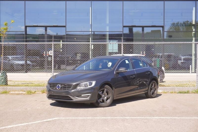 Grau Gebraucht 2017 Volvo S60 Momentum Limousine | 11.300 € (Fairer Preis) - Bild 1/4