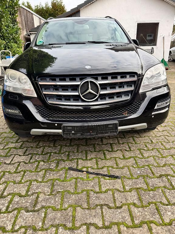 Schwarz Gebraucht 2010 Mercedes ML350 SUV | 8.500 € (Fairer Preis) - Bild 1/4