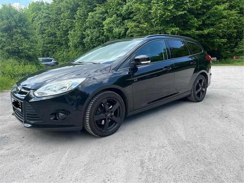 Schwarz Gebraucht 2011 Ford Focus Kombi | 3.500 € (Guter Preis) - Bild 1/4