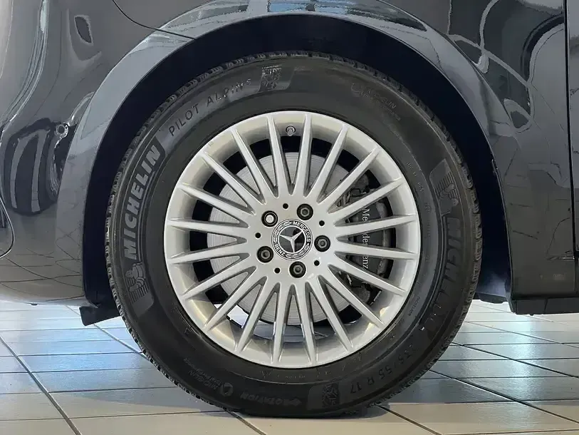Gebraucht Mercedes V300 Avantgarde 237 PS (174 kW) 2025 Schwarz Van / Kleinbus