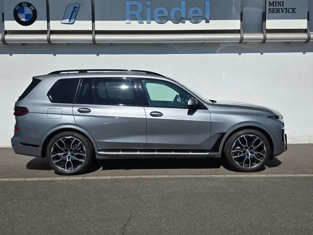 Gebraucht BMW X7 M Sport 381 PS (280 kW) 2025 Skyscraper grau metallic SUV