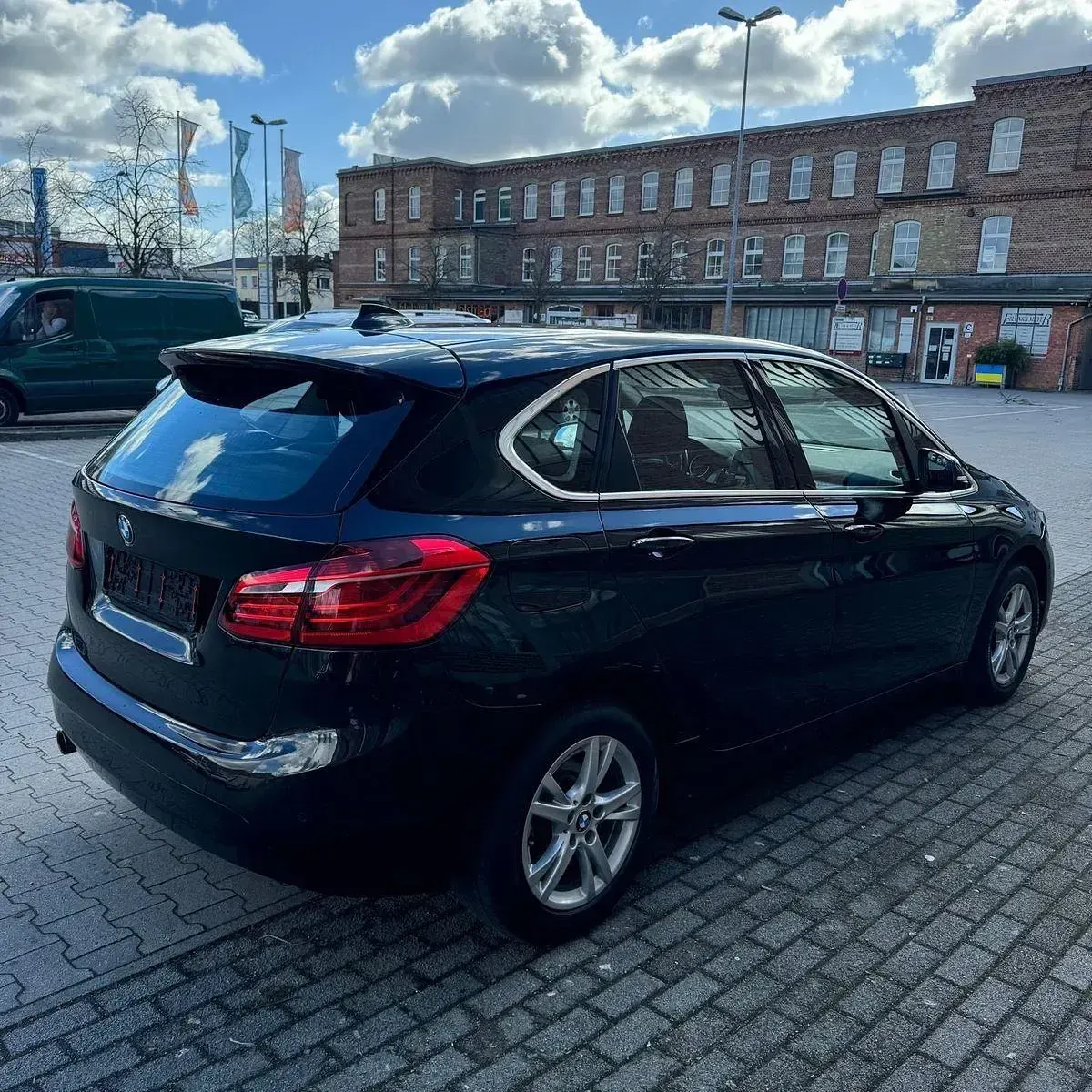 Gebraucht BMW 214 Active Tourer Basis 95 PS (69 kW) 2015 Schwarz Van / Kleinbus