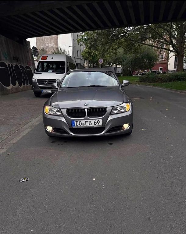 Gebraucht BMW 318 143 PS (105 kW) 2010 Grau Limousine