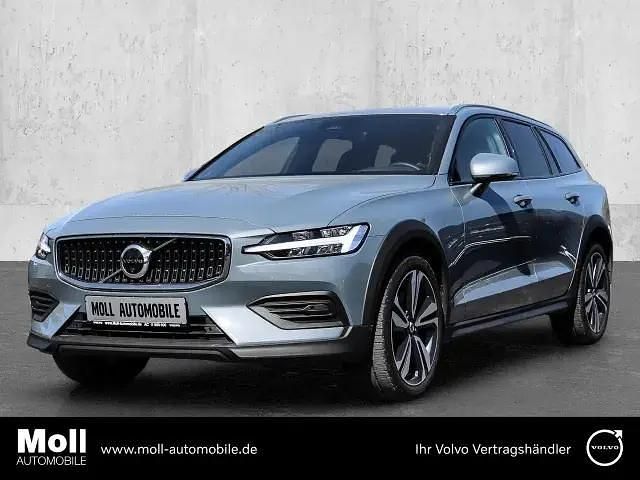 Grau Gebraucht 2023 Volvo V60 CC Plus Kombi | 39.475 € (Fairer Preis) - Bild 1/4