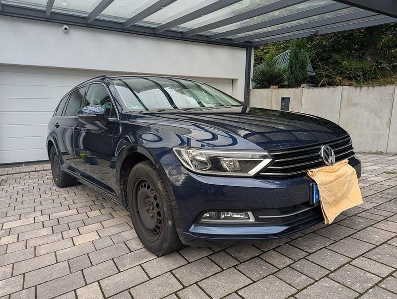 Blau Gebraucht 2016 VW Passat Comfortline Kombi | 9.890 € (Guter Preis) - Bild 1/4