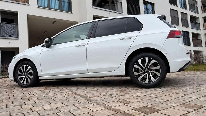 Gebraucht VW Golf VIII Active 131 PS (96 kW) 2022 Weiß Limousine