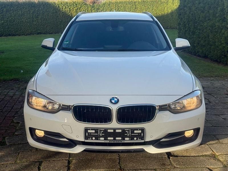 Weiß Gebraucht 2014 BMW 320 Sport Line Kombi | 8.850 € (Guter Preis) - Bild 1/4