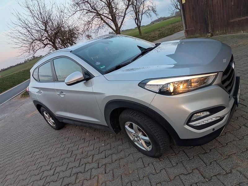 Gebraucht Hyundai Tucson Intro Edition 132 PS (97 kW) 2016 Silber SUV