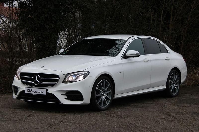 Polarweiss Gebraucht 2020 Mercedes E220 AMG line Limousine | 30.820 € (Superpreis) - Bild 1/4