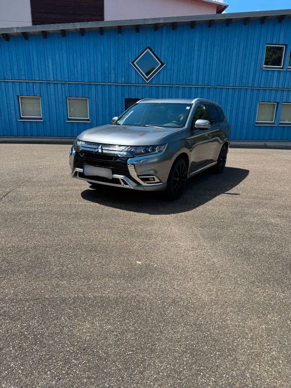 Grau Gebraucht 2020 Mitsubishi Outlander P-HEV Plus SUV | 22.799 € (Fairer Preis) - Bild 1/4