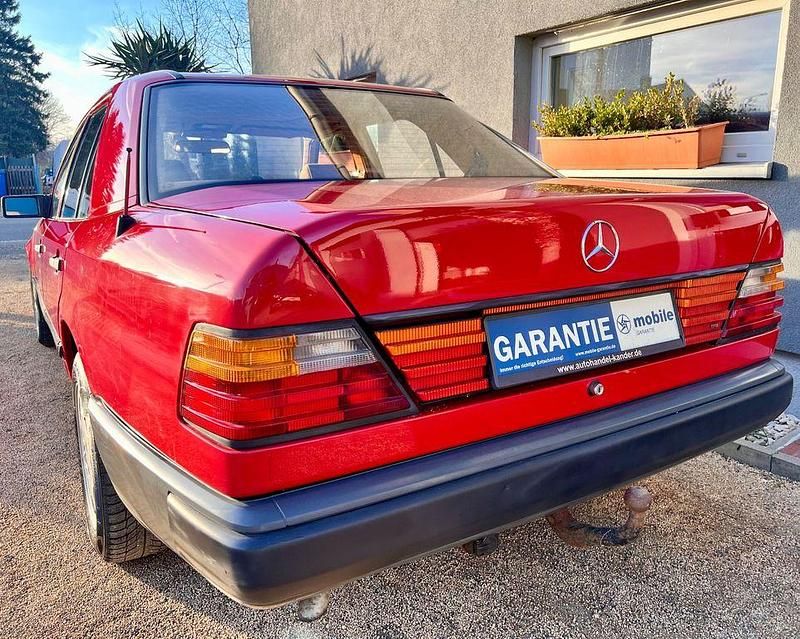 Gebraucht Mercedes 200 75 PS (55 kW) 1989 Rot Limousine