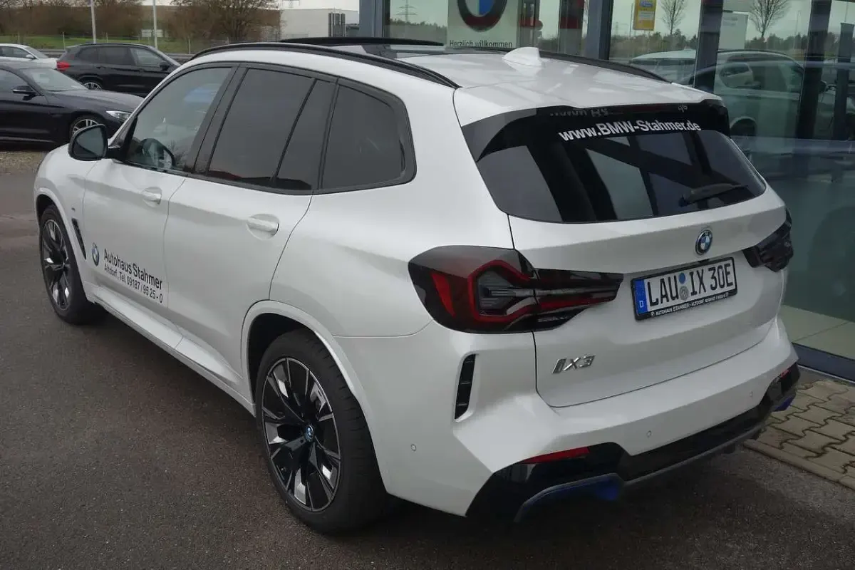 Gebraucht BMW iX3 Sport Line 80 kW (109 PS) 2023 Mineralweiß SUV